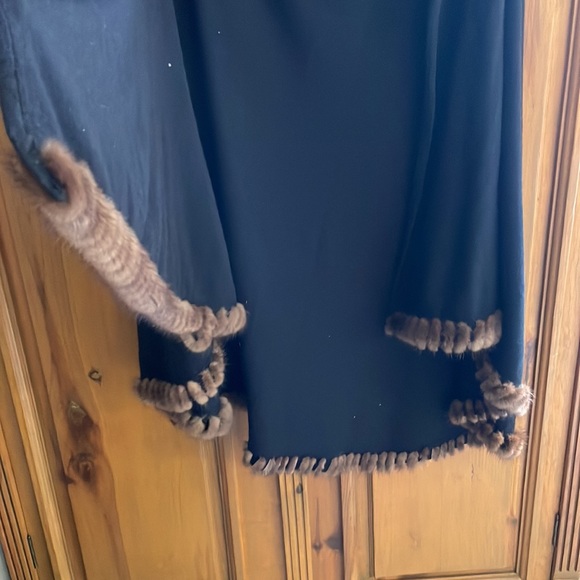 Vintage Italian wool stretch shawl/wrap with mink accents all around bottom - Picture 4 of 4